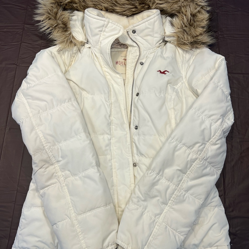 Hollister Women's Cream Puffer Jacket with Faux Fur Trim